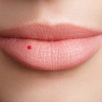 Giải mã 7 vị trí nốt ruồi trên môi nam và nữ giới là điềm gì? Lành hay dữ?
